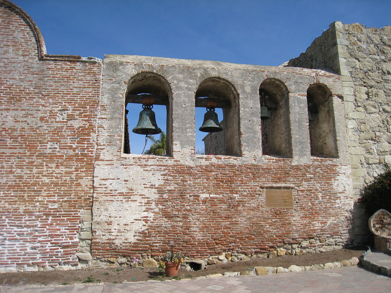 1121 California 2008-03 LA Scene.jpg - A visit to the Los Angeles California area in March of 2008. Activities ranged from Monets at the Getty, street hawkers at Venice Beach, movie look-alikes at Grauman's Chinese Theatre, to the Mission at San Juan Capistrano.